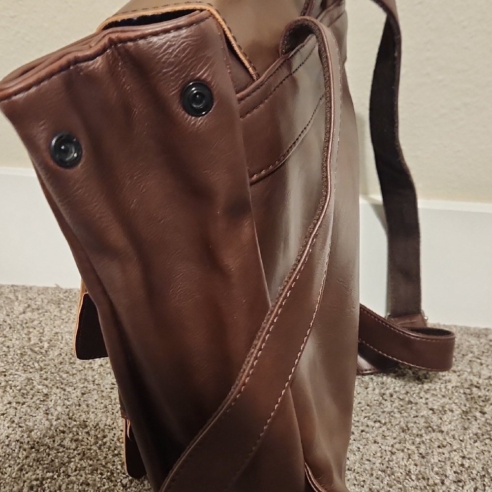 Elegant Brown Leather Backpack - Picture 5 of 10